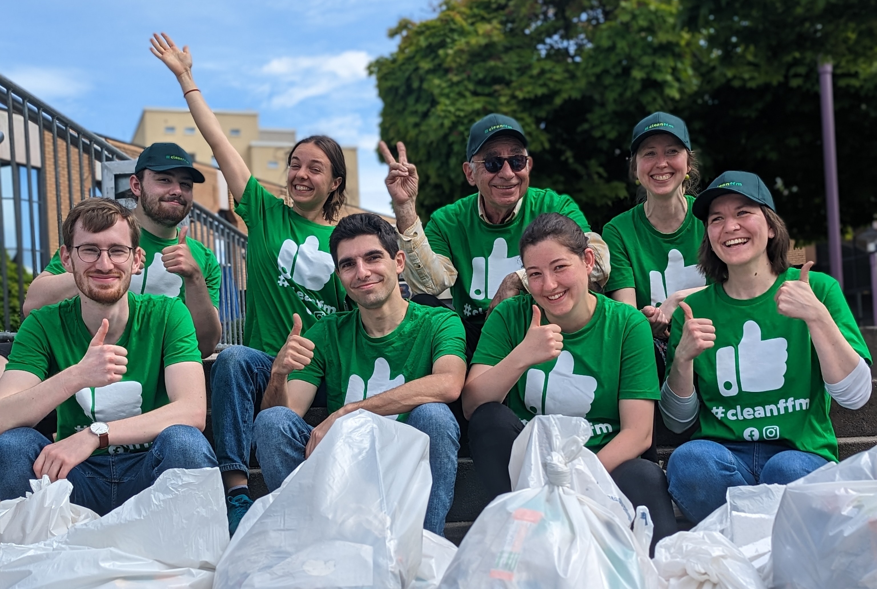 Foto: cleanffm-Team sammelt Müll bei einer gemeinsamen Sauberkeits-Aktion im Freien.