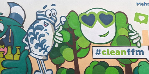 Graffiti mit grünem Smiley mit Herzaugenbrille, der ein blau-weiß gemustertes Gefäß hält, daneben bunte Symbole für soziale Medien