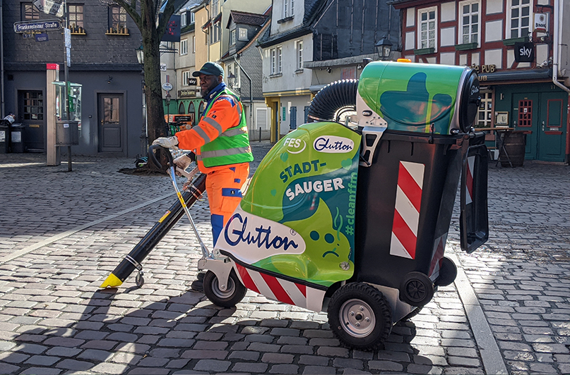 Foto: Elektronischer Stadtsauger Glutton des cleanffm-FES-Teams im Einsatz in der Altstadt.